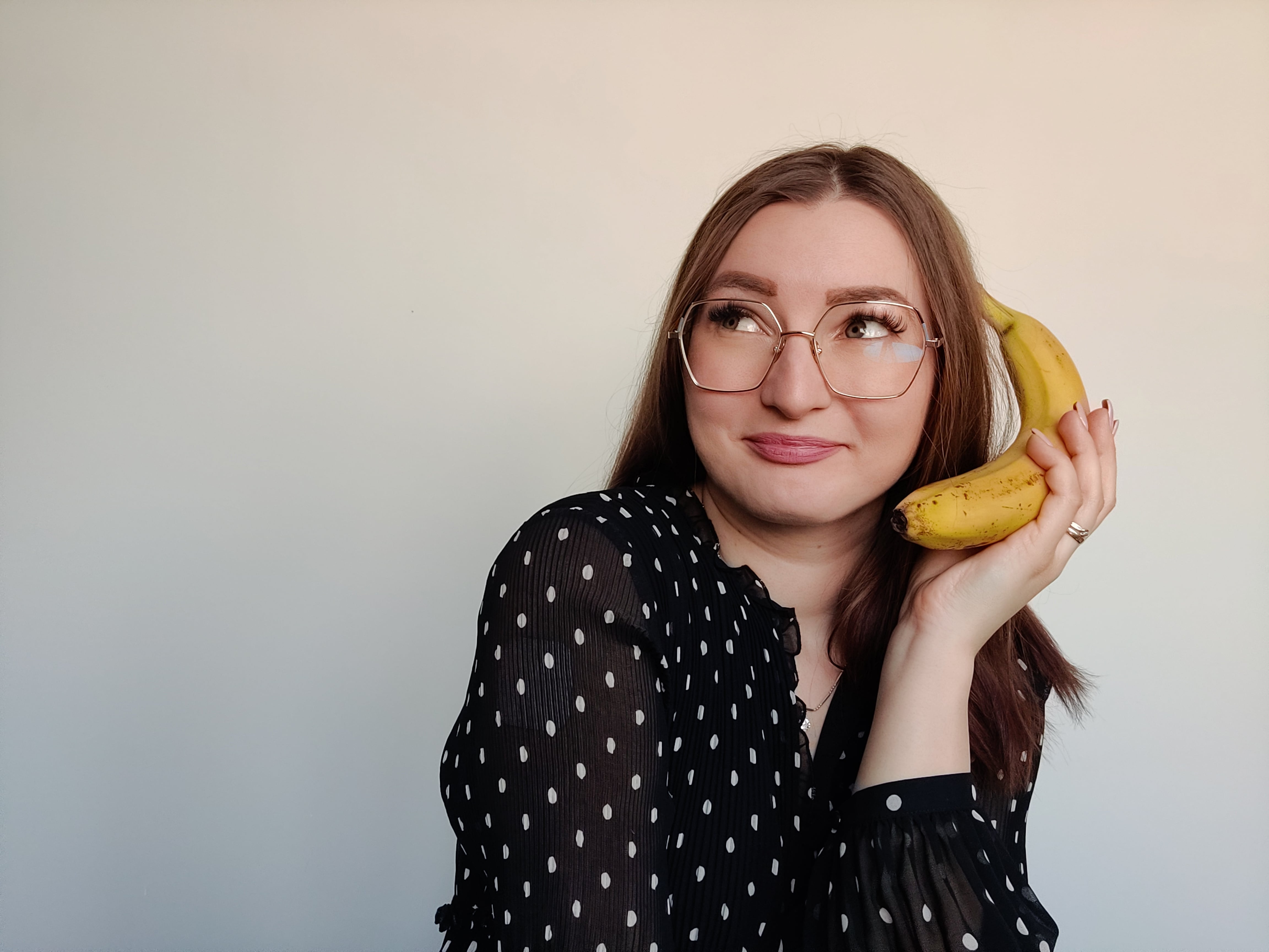 Monika Rucińska w swobodnym portrecie z bananem